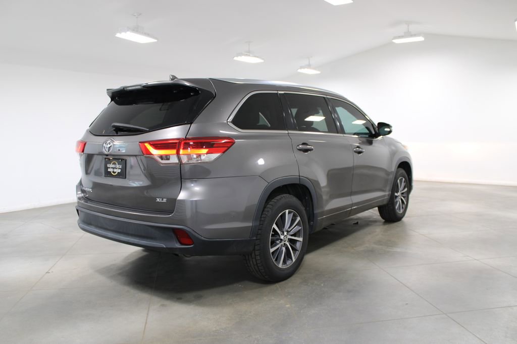 Used 2018 Toyota Highlander XLE FWD image 11