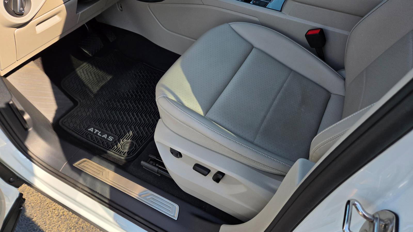 Certified 2022 Volkswagen Atlas SE image 4