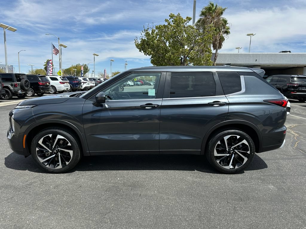 Used 2024 Mitsubishi Outlander SE AWD/4WD image 3
