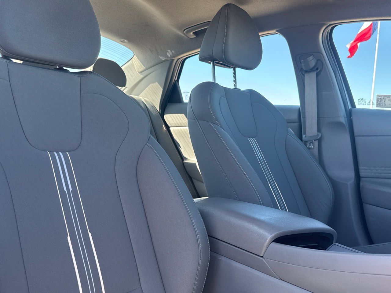 Used 2025 Hyundai Elantra SEL FWD image 31