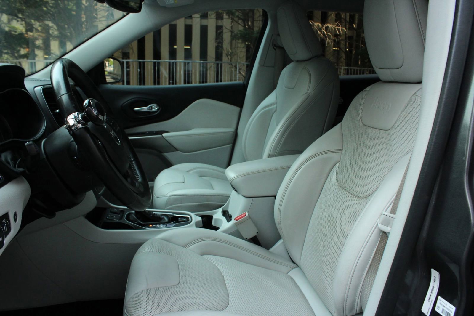 Used 2020 Jeep Cherokee Limited FWD image 18