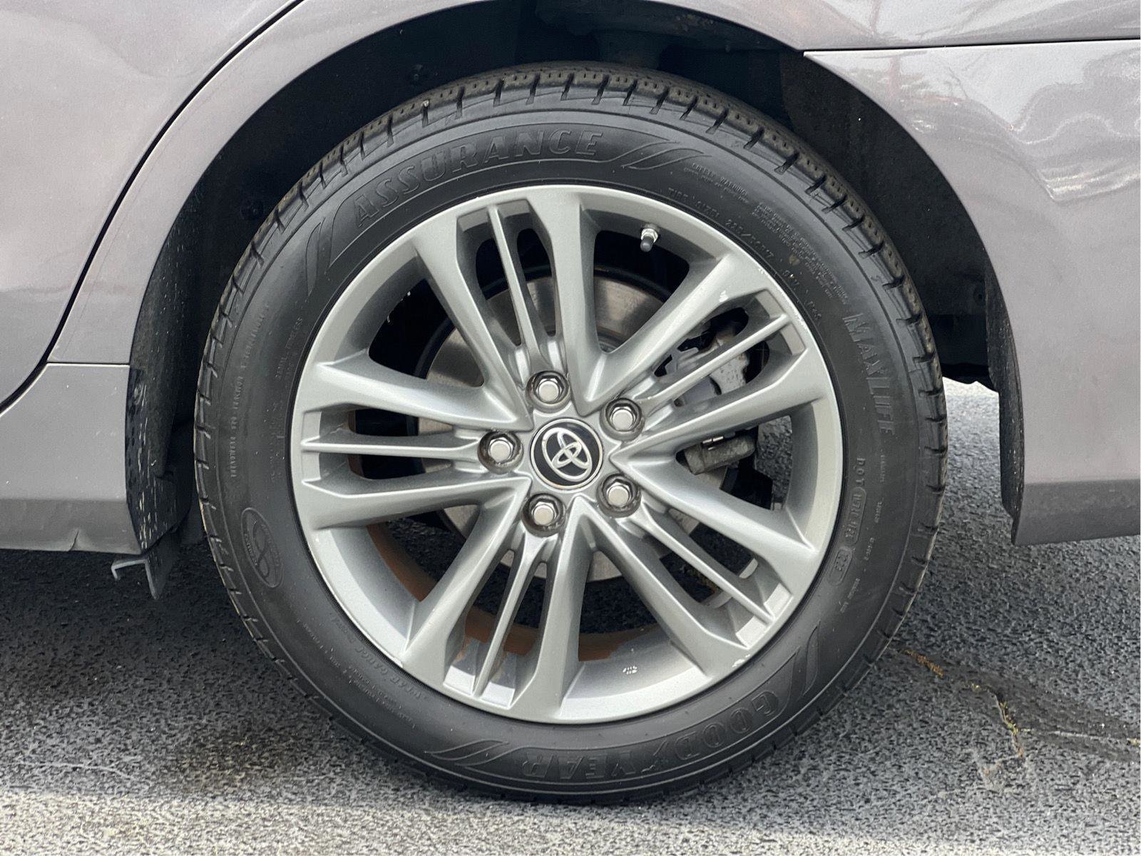 Used 2017 Toyota Camry SE w/ Moonroof Package image 30