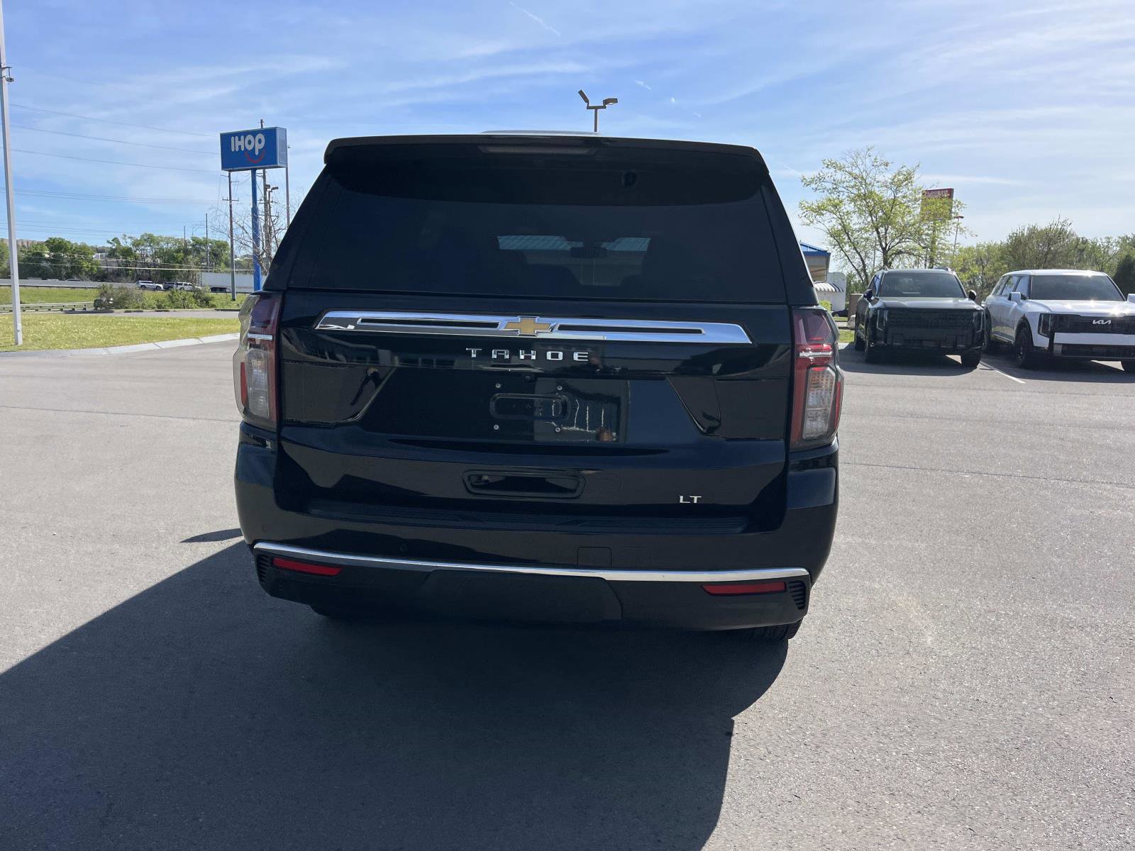 Used 2022 Chevrolet Tahoe LT w/ Luxury Package AWD/4WD image 4