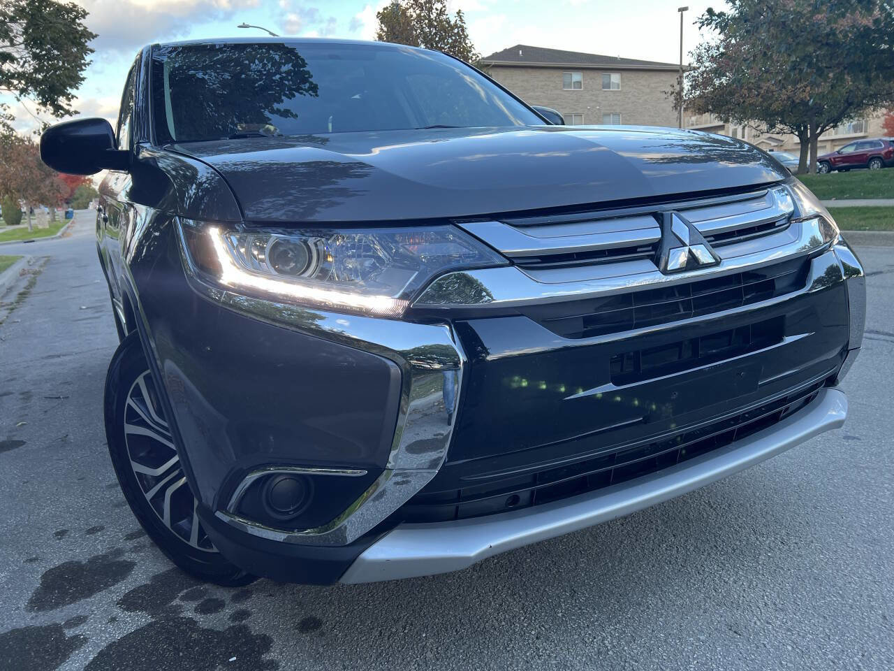 Used 2018 Mitsubishi Outlander ES image 1