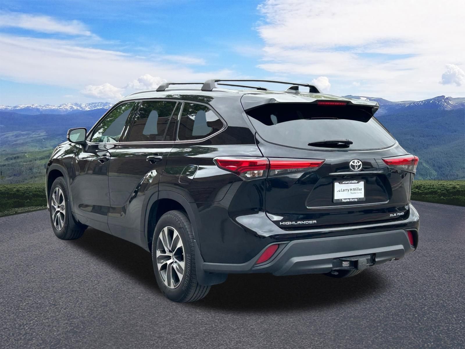 Used 2022 Toyota Highlander XLE AWD/4WD image 3