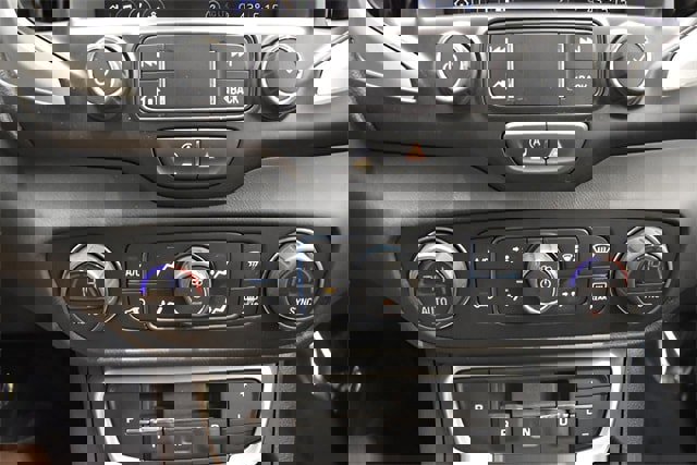 Used 2024 GMC Terrain SLT image 29