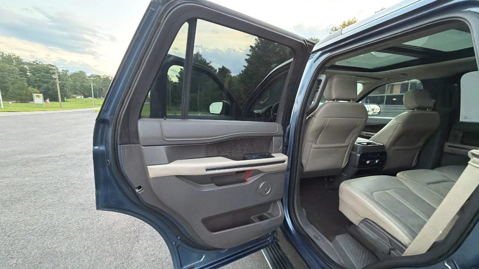 Used 2018 Ford Expedition Limited w/ Equipment Group 301A AWD/4WD image 42