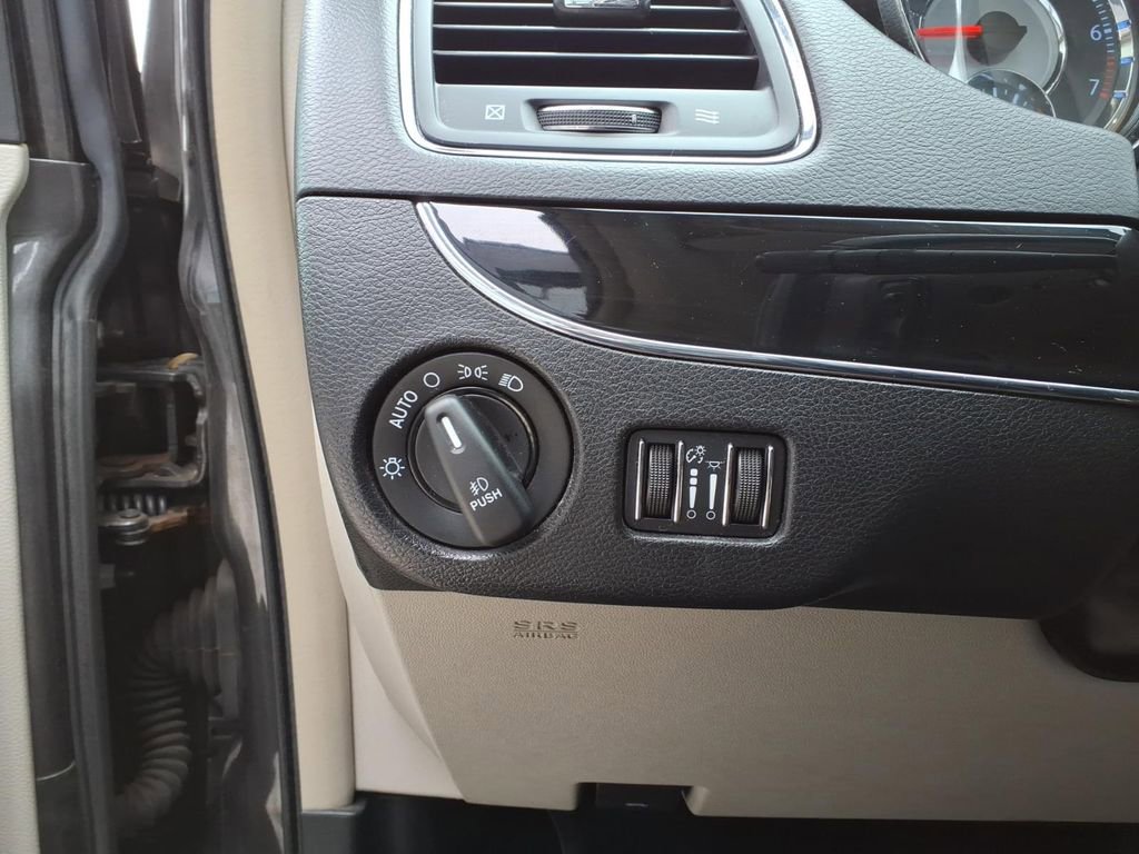 Used 2014 Chrysler Town & Country Touring-L image 15