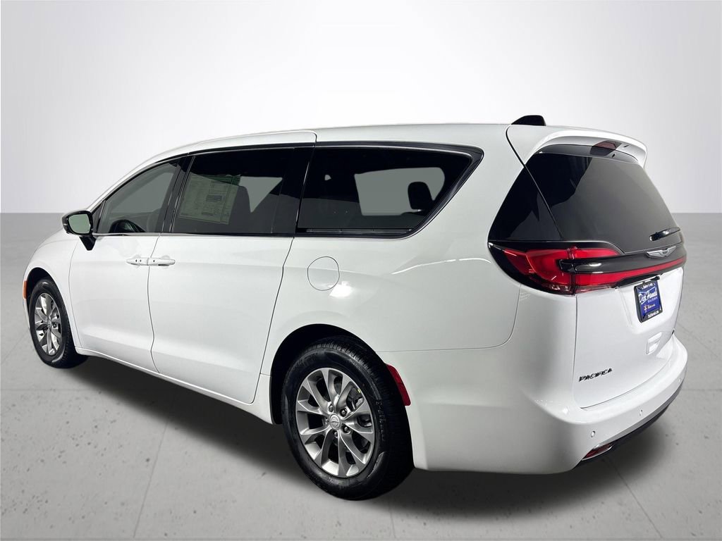 New 2026 Chrysler Pacifica Limited w/ Uconnect Theater Family Group image 8