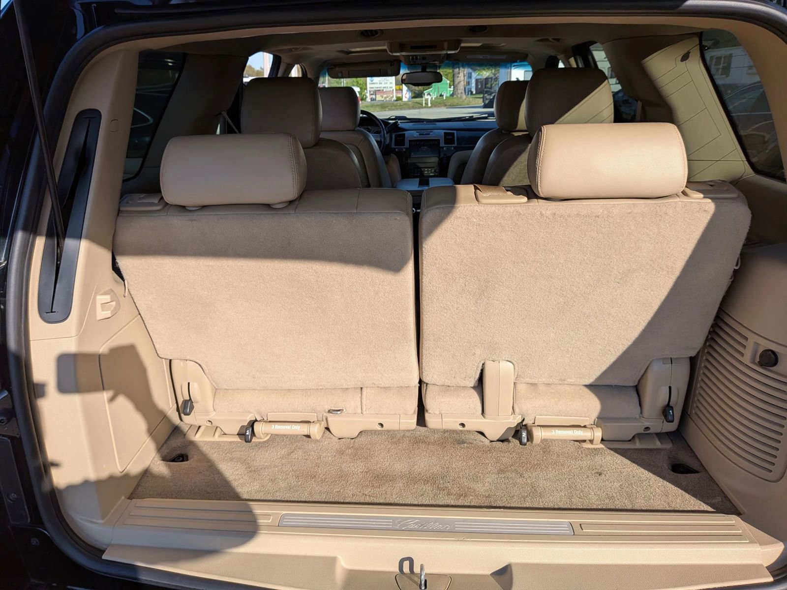 Used 2011 Cadillac Escalade Premium image 30