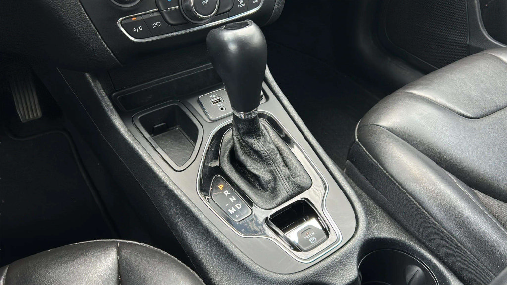 Used 2021 Jeep Cherokee Latitude Plus FWD image 18
