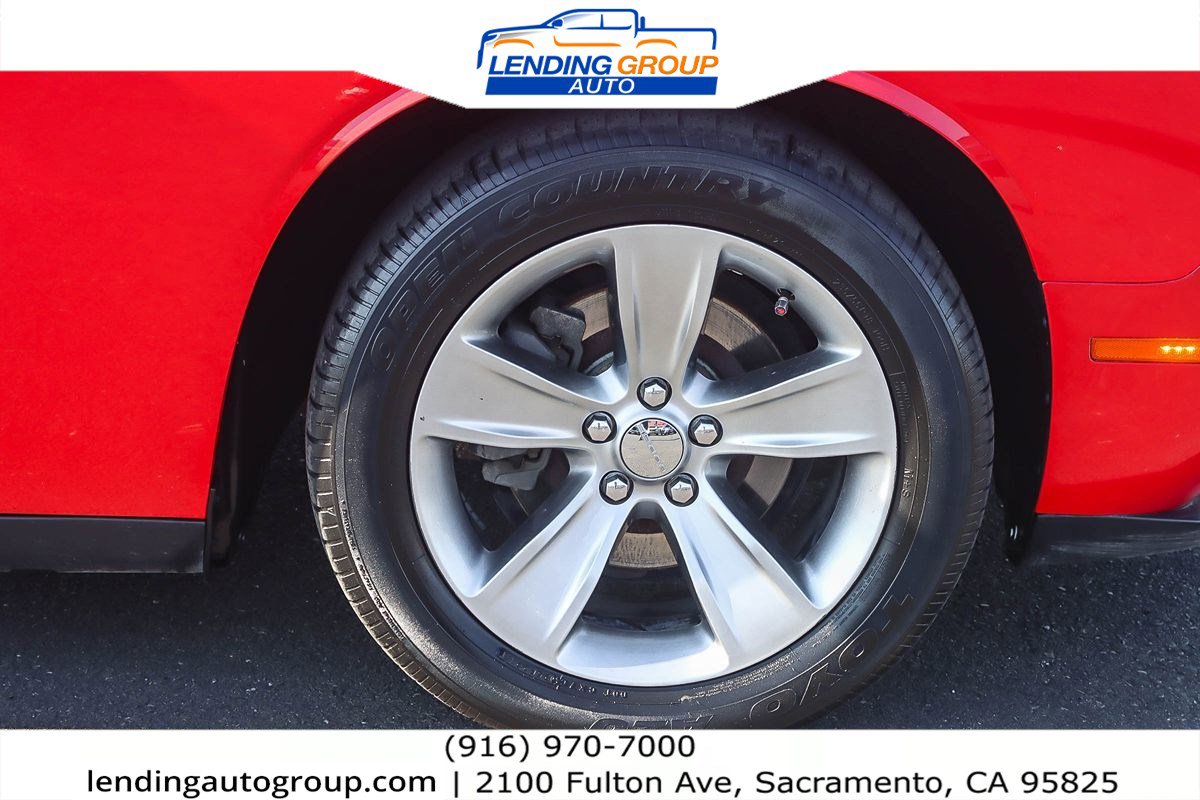 Used 2015 Dodge Challenger SXT image 9