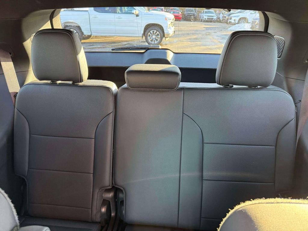 Used 2025 Chevrolet Traverse LT w/ Driver Confidence Package AWD/4WD image 12