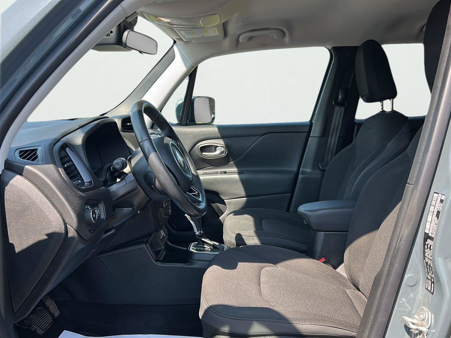 Used 2018 Jeep Renegade Altitude FWD image 19