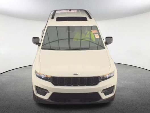 Used 2024 Jeep Grand Cherokee Altitude AWD/4WD image 2