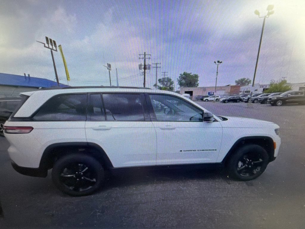 Used 2024 Jeep Grand Cherokee Limited w/ Black Appearance Package AWD/4WD video 2