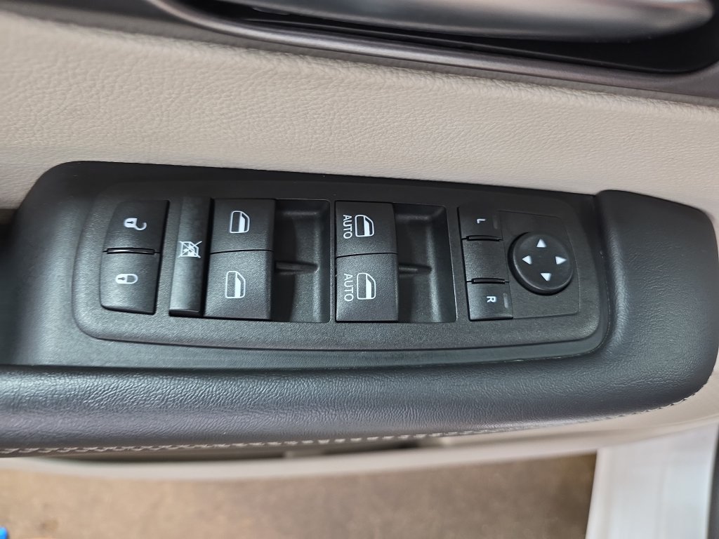 Used 2023 Chrysler Pacifica Touring-L FWD image 32