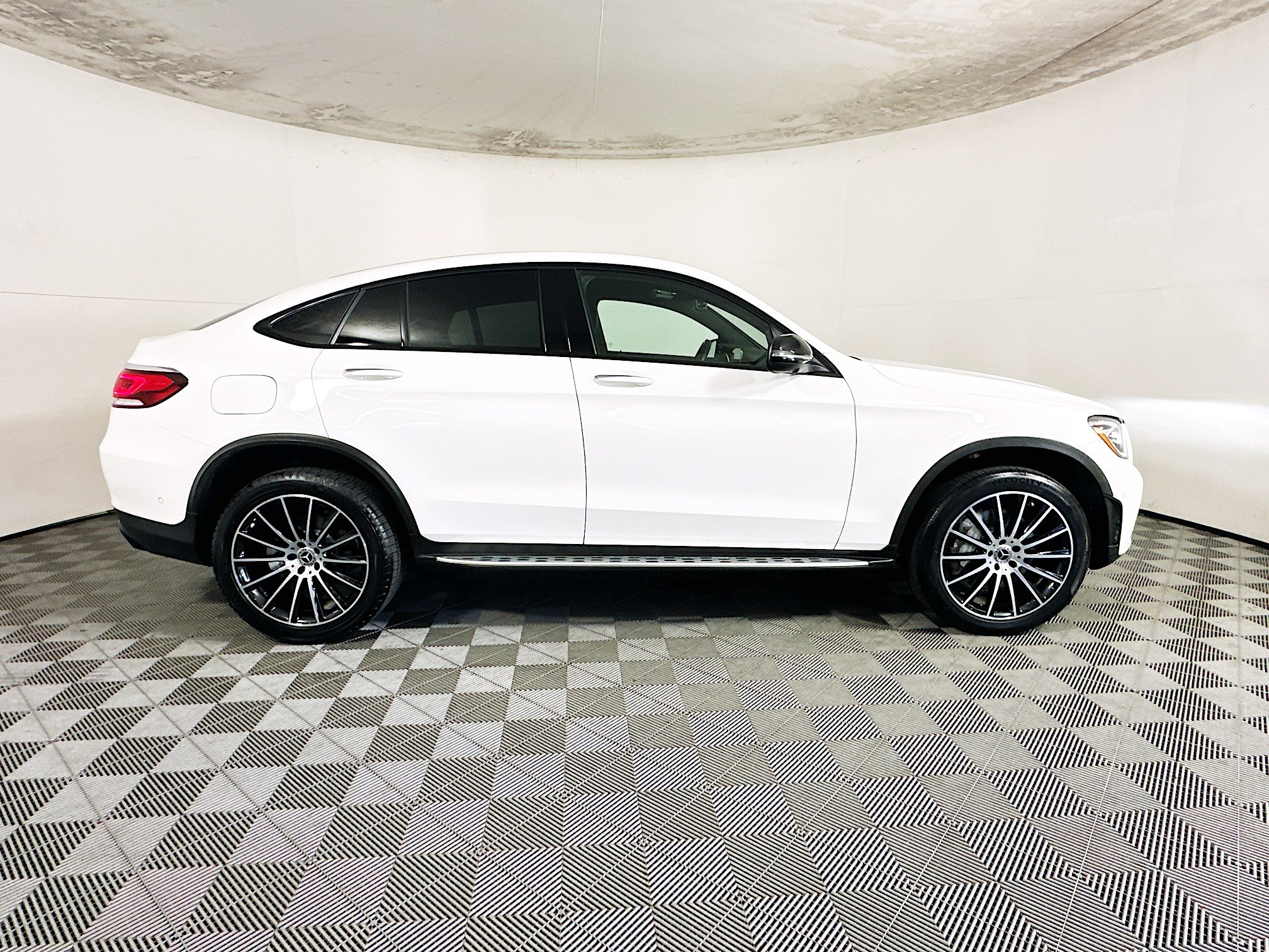 Used 2023 Mercedes-Benz GLC 300 4MATIC Coupe image 2
