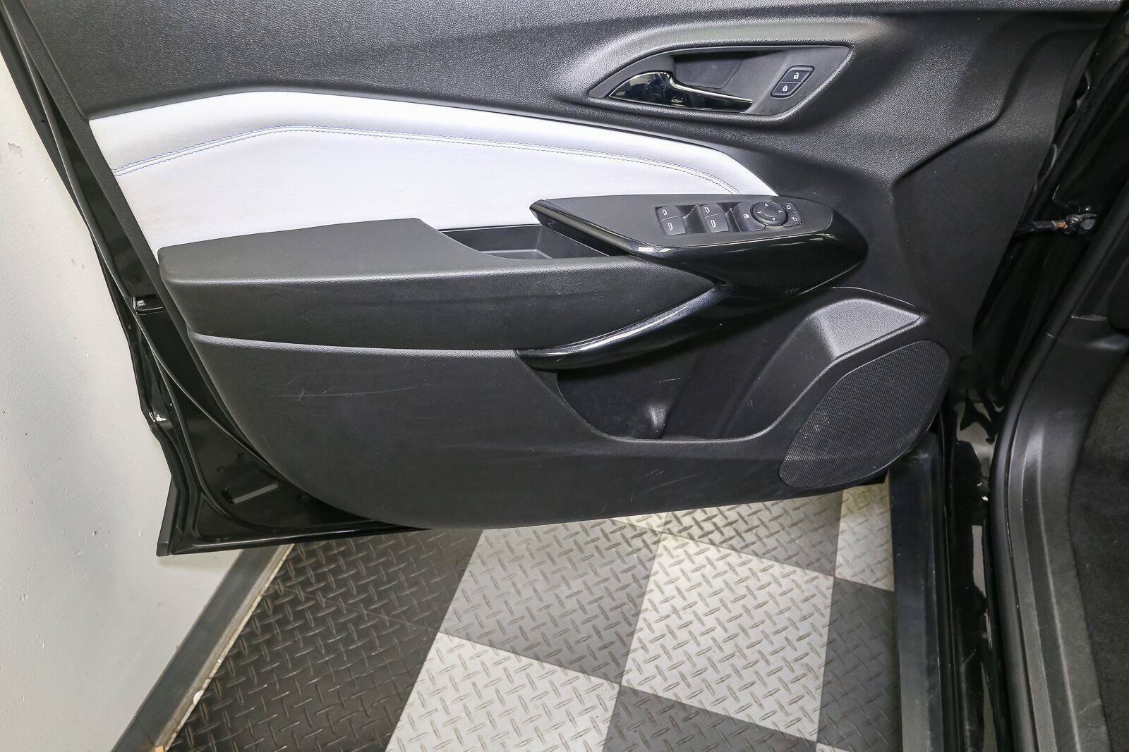 Used 2025 Chevrolet Trax LT FWD image 37