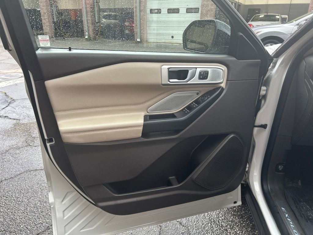 Used 2020 Ford Explorer Platinum w/ Premium Technology Package image 17