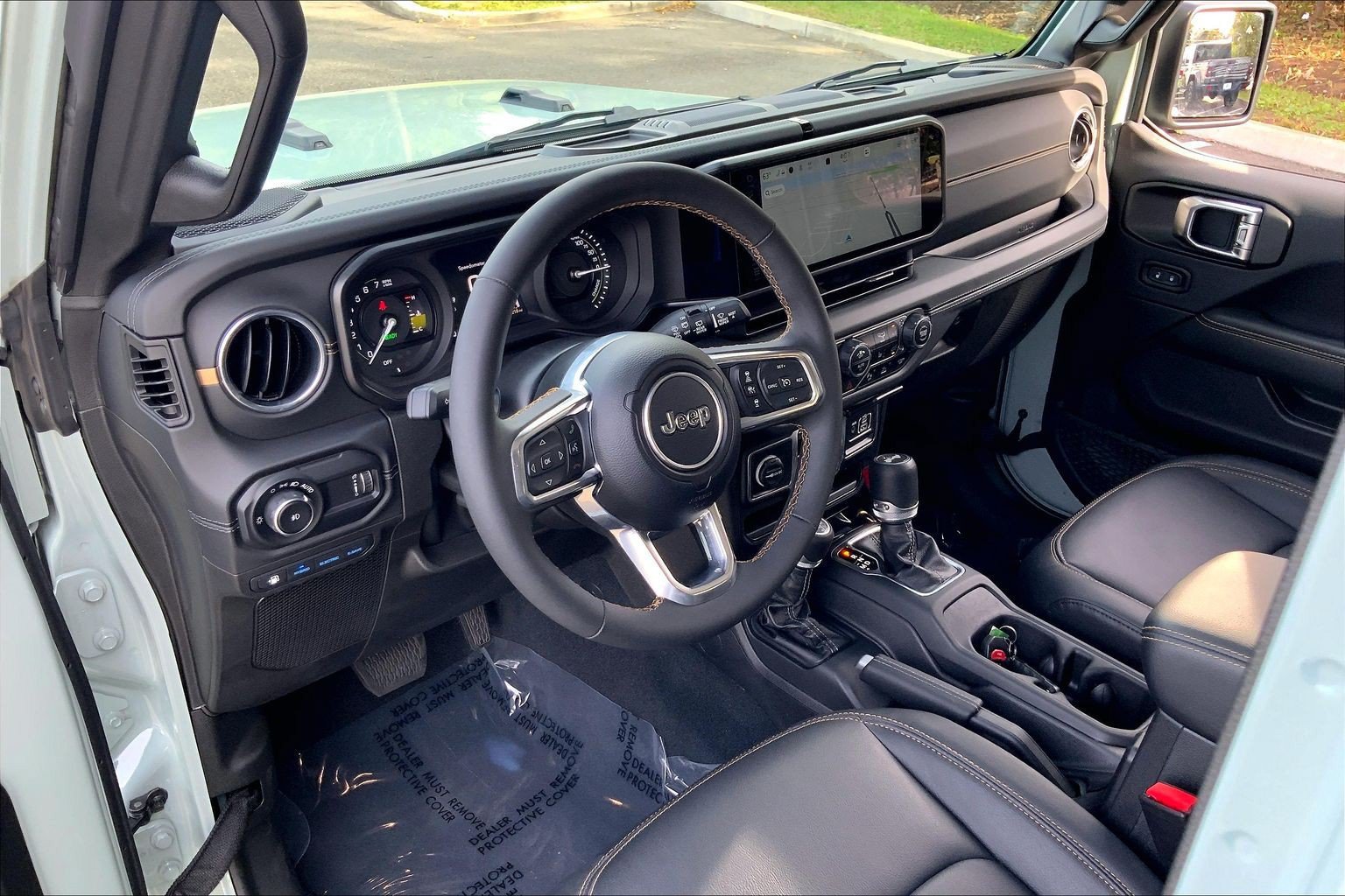 Used 2024 Jeep Wrangler Unlimited Sahara w/ Technology Group AWD/4WD image 17