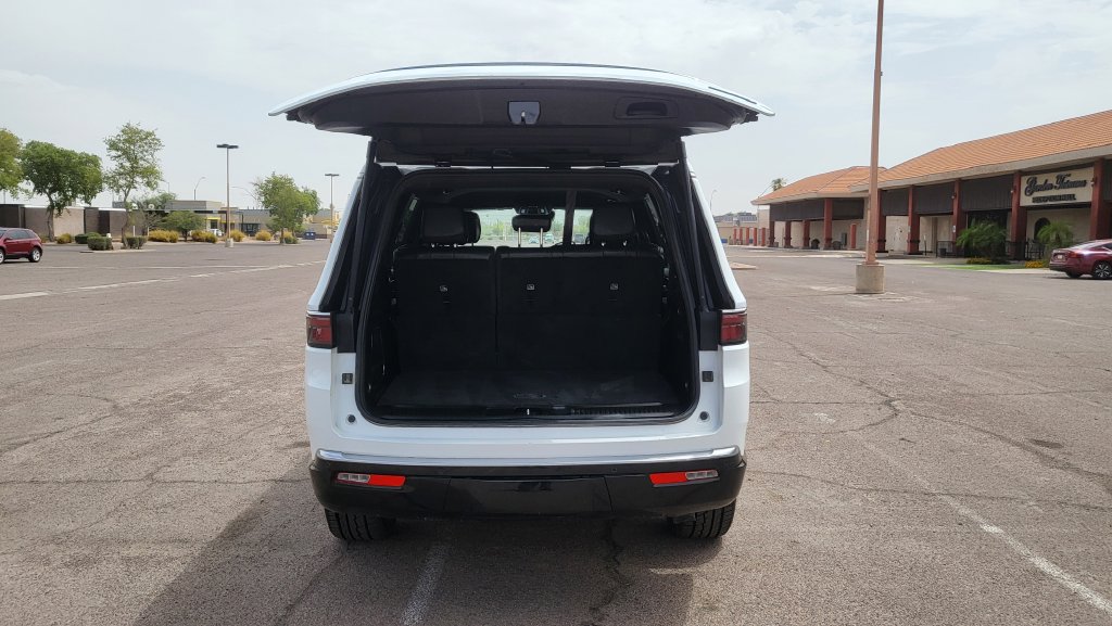 Used 2024 Jeep Wagoneer Series III AWD/4WD image 13