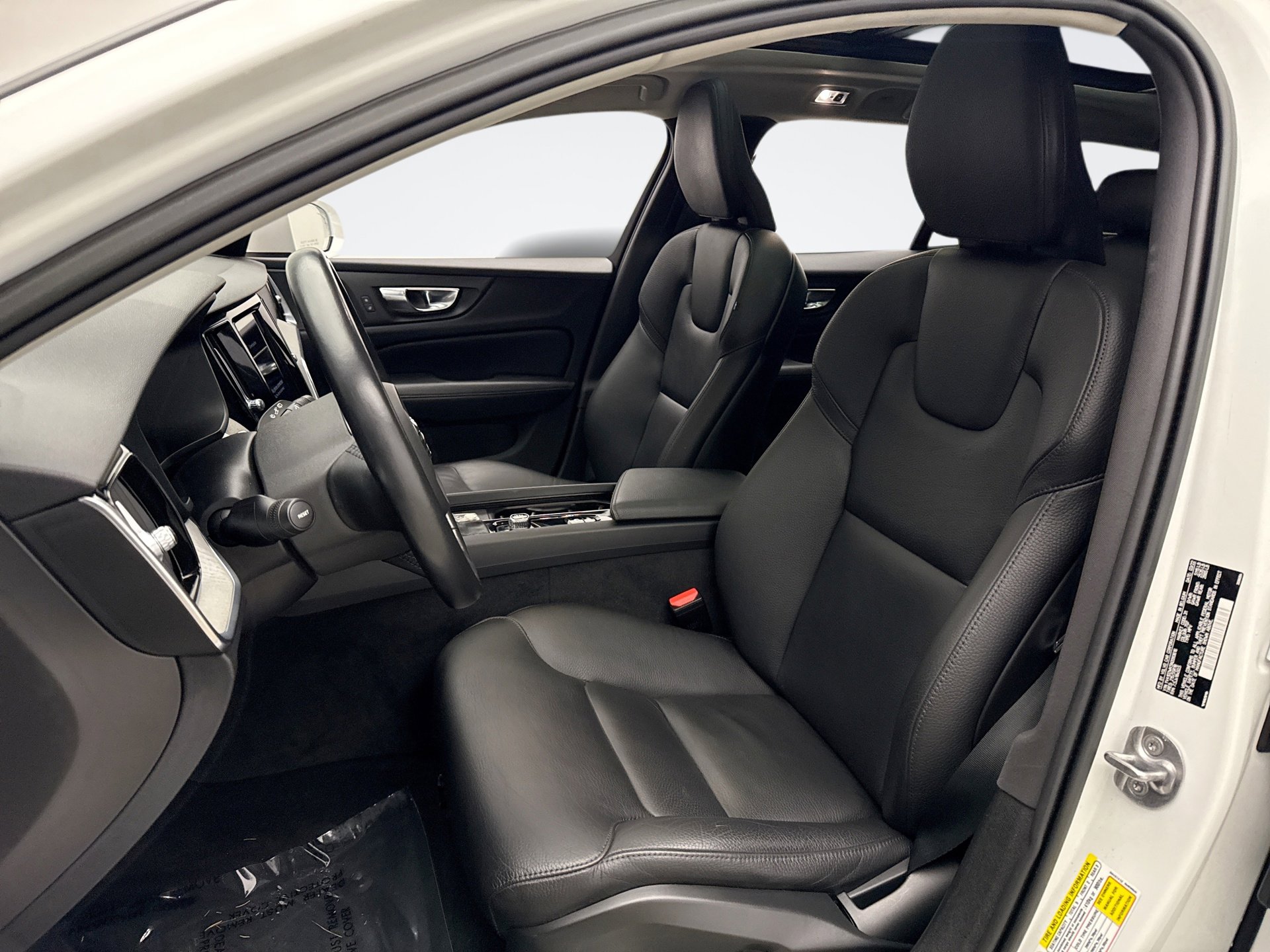 Used 2022 Volvo V60 T5 Cross Country image 11