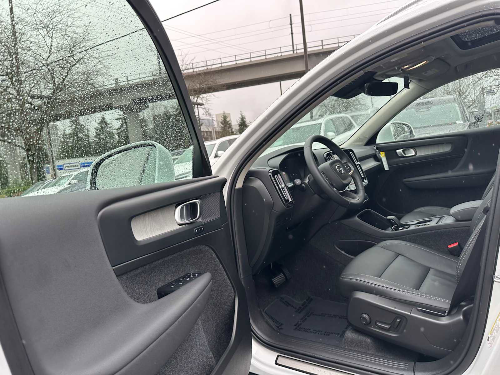 Used 2025 Volvo XC40 B5 Core w/ Protection Package Premier image 20