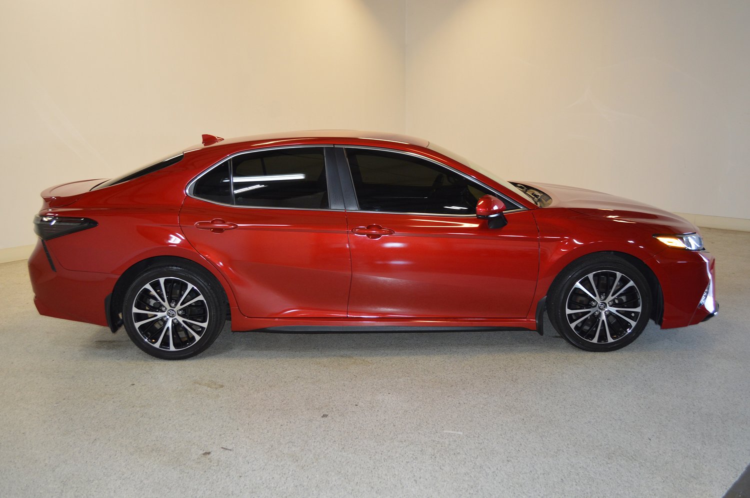 Used 2019 Toyota Camry SE FWD image 2