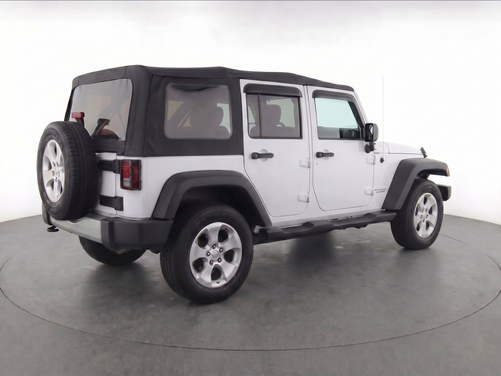 Used 2015 Jeep Wrangler Unlimited Sahara w/ Connectivity Group AWD/4WD image 5