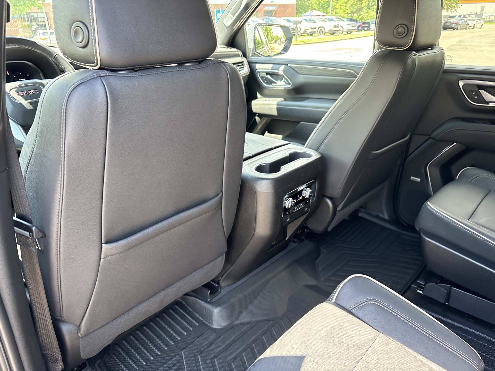 Used 2023 GMC Yukon SLT AWD/4WD image 30
