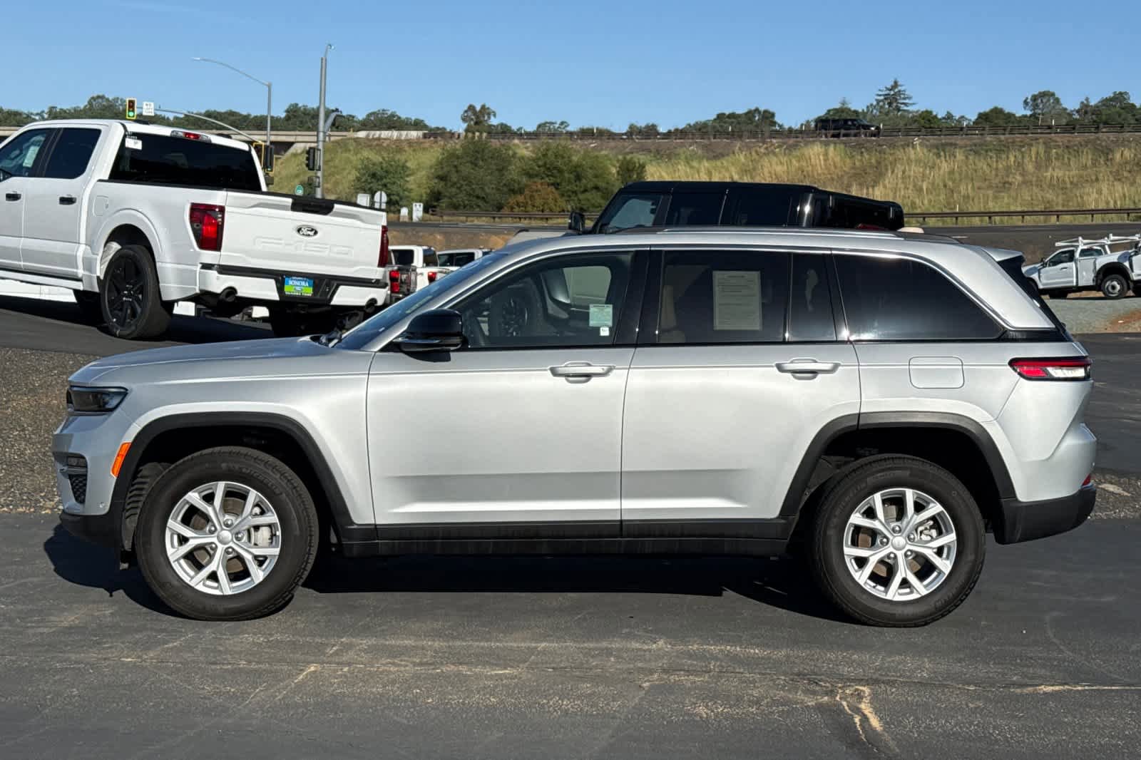 Used 2023 Jeep Grand Cherokee Limited w/ Luxury Tech Group II AWD/4WD image 7
