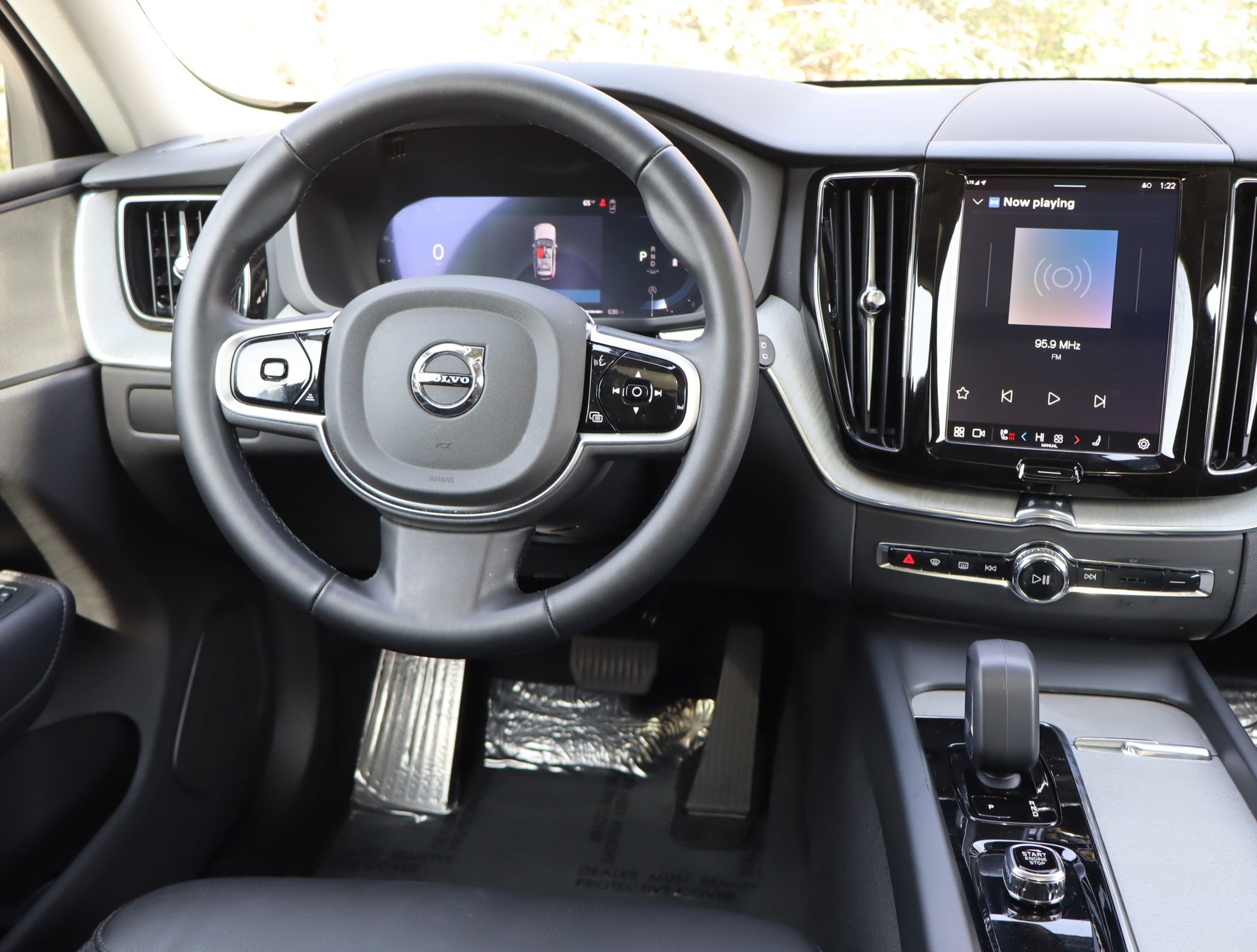 Used 2025 Volvo XC60 B5 Plus image 18