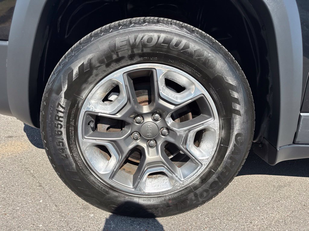 Used 2019 Jeep Cherokee Trailhawk AWD/4WD image 30