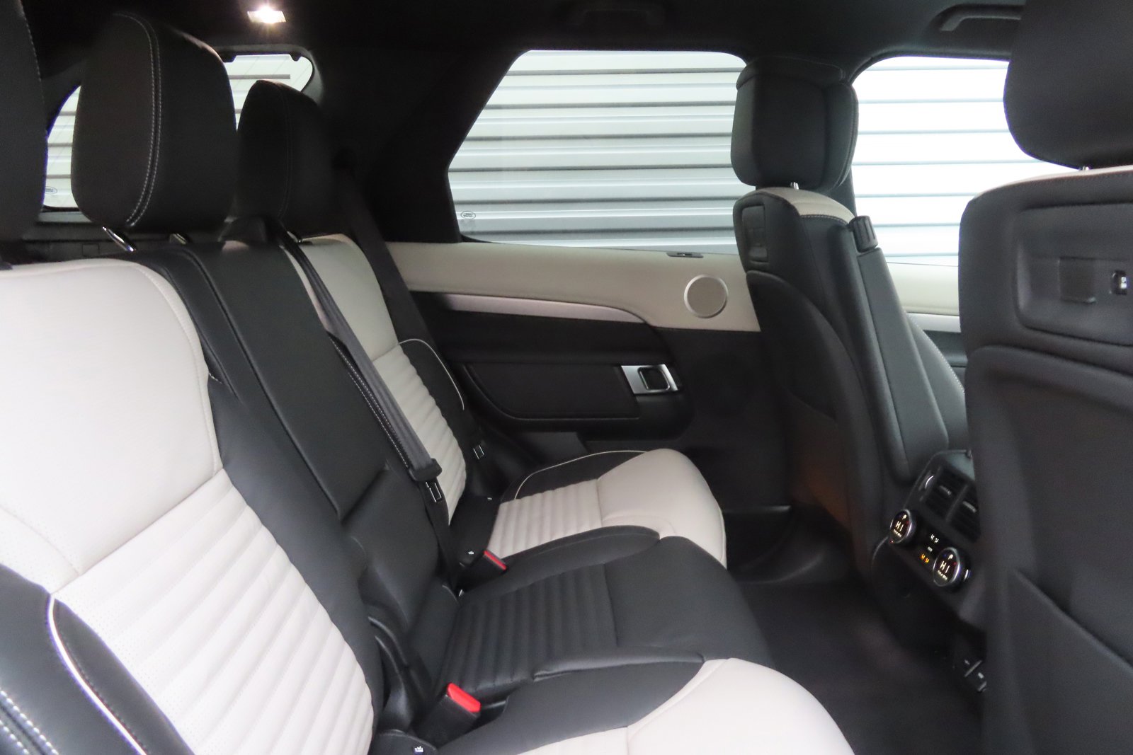 New 2024 Land Rover Discovery Dynamic SE image 22