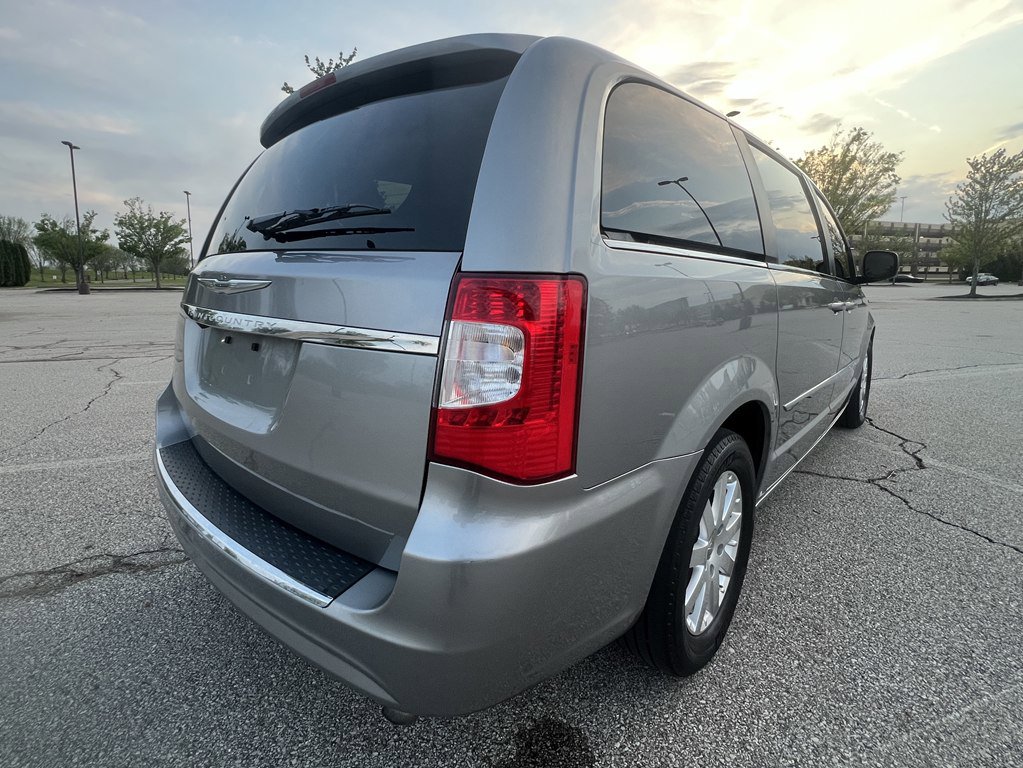 Used 2014 Chrysler Town & Country Touring FWD image 5