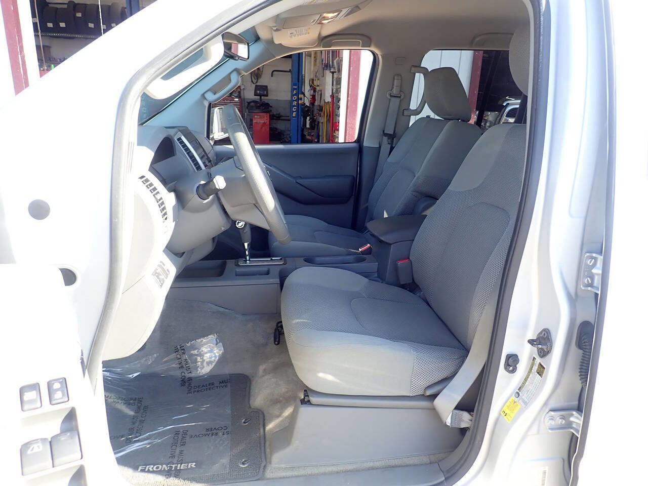 Used 2012 Nissan Frontier SV w/ SV Premium Utility Pkg image 8