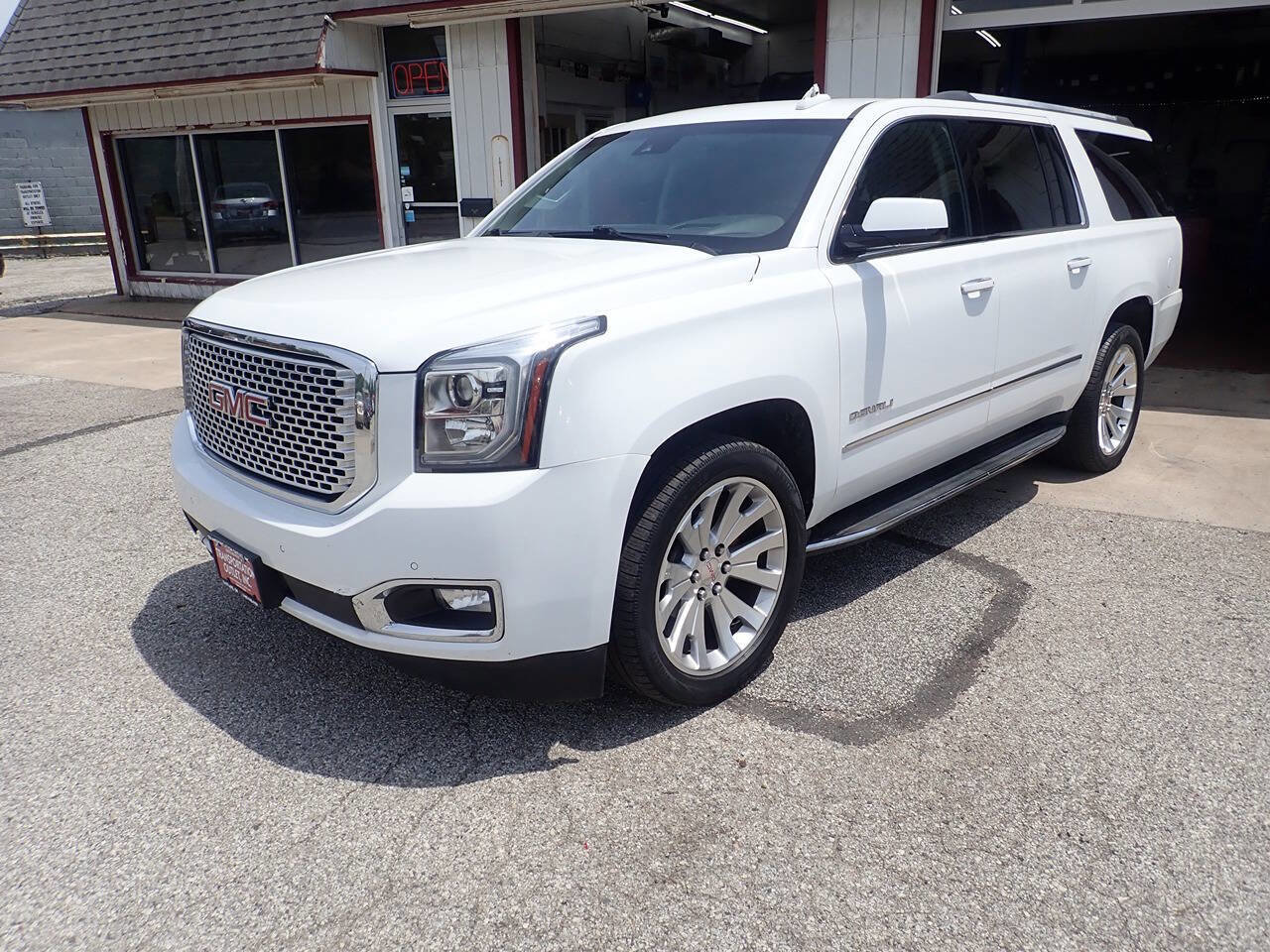 Used 2017 GMC Yukon XL Denali w/ Open Road Package image 2