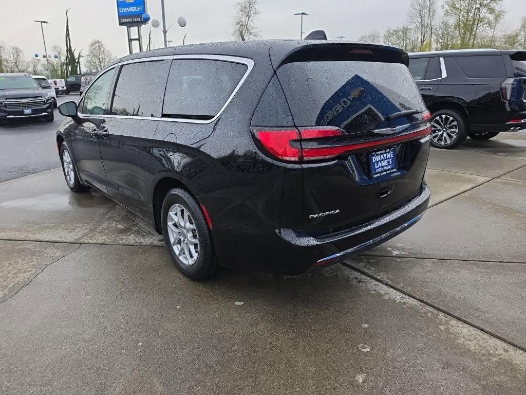 Used 2024 Chrysler Pacifica Touring-L FWD image 3