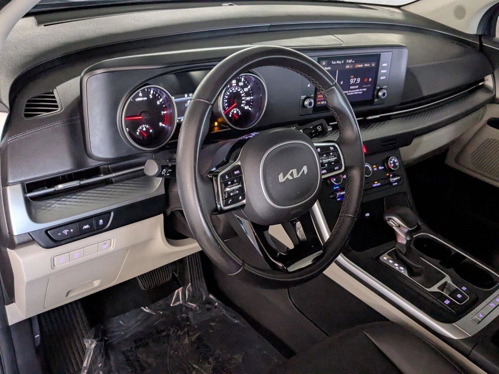 Used 2023 Kia Carnival LX FWD image 10