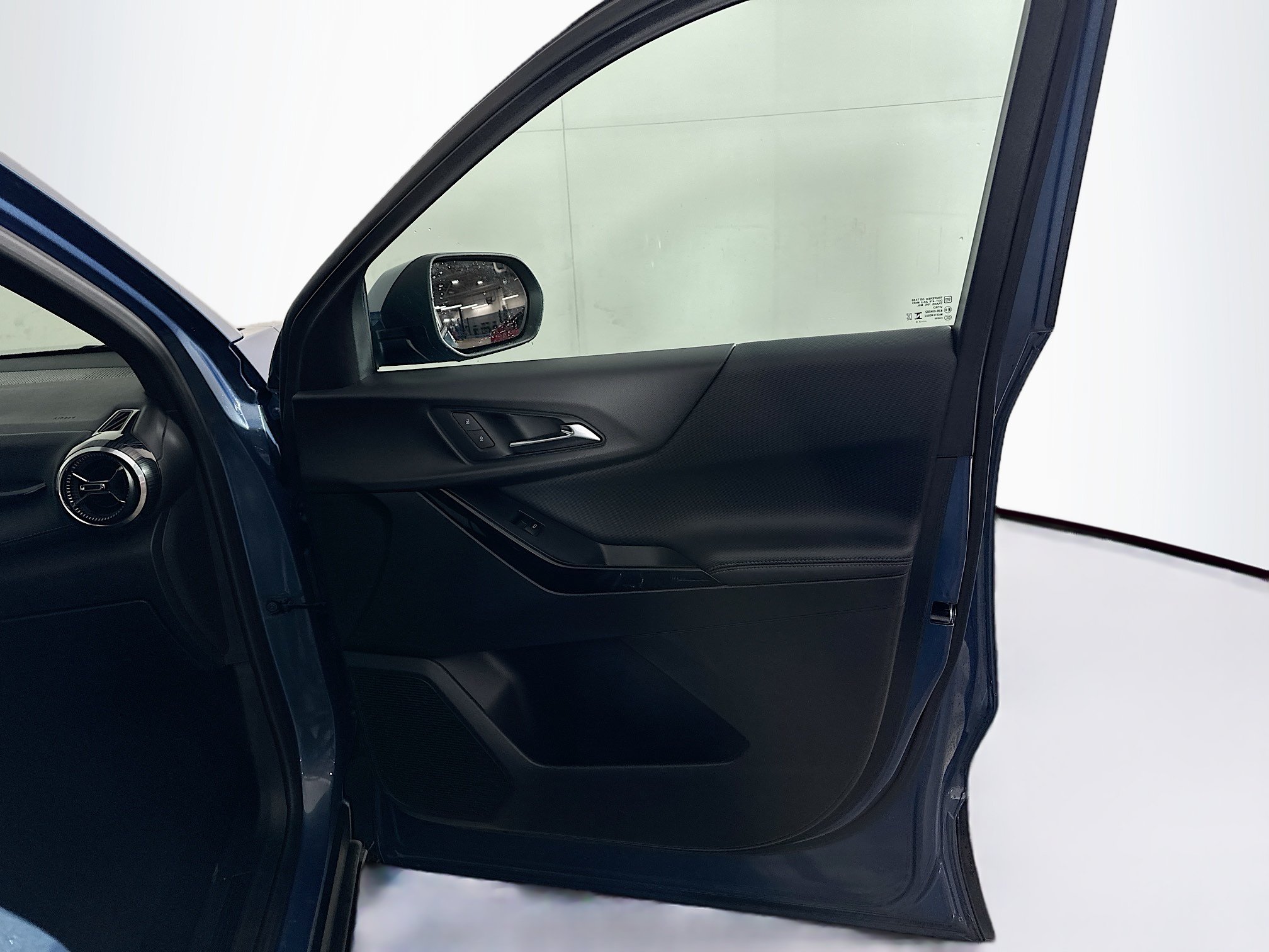Used 2025 Chevrolet Equinox LT FWD image 29