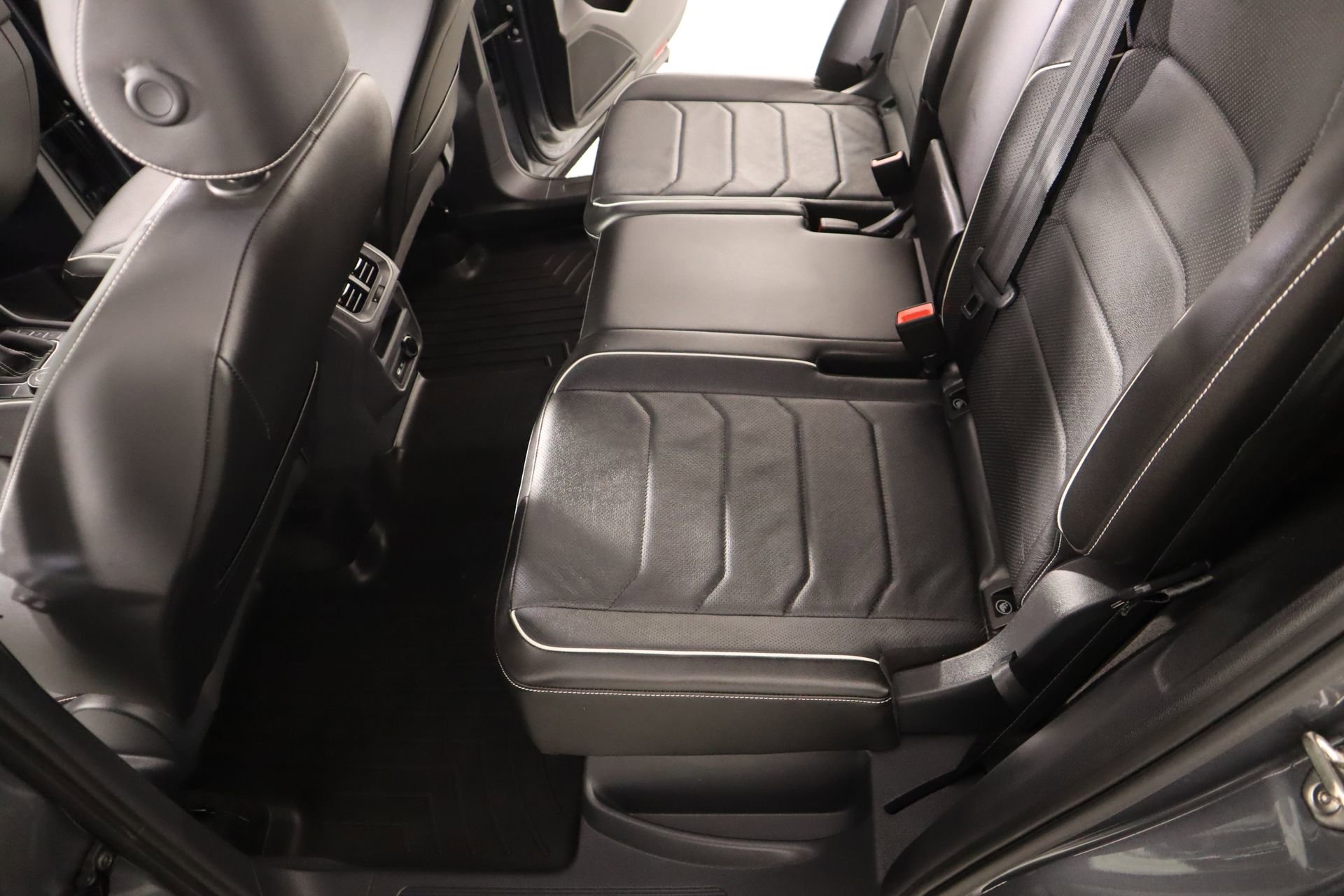 Used 2024 Volkswagen Tiguan SEL R-Line image 12