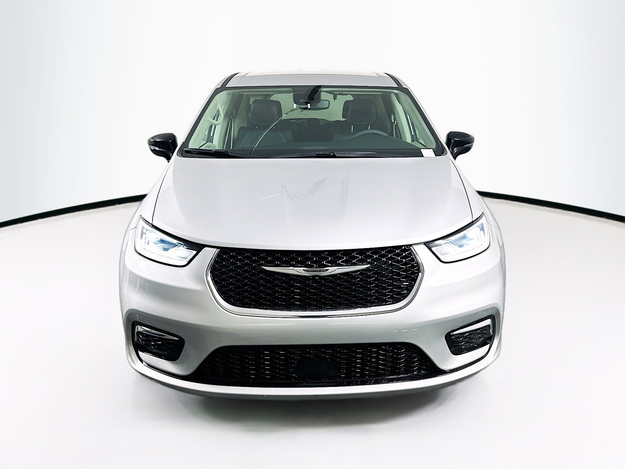 Used 2024 Chrysler Pacifica Touring-L image 2