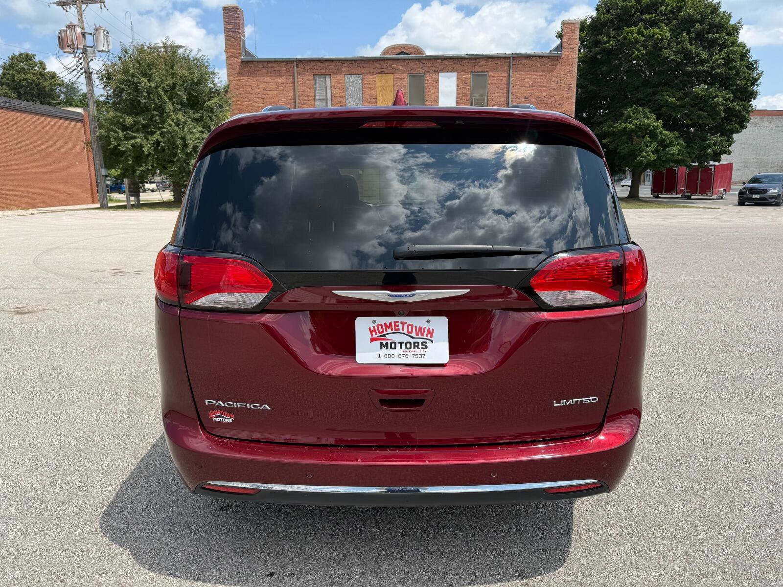 Used 2018 Chrysler Pacifica Limited w/ Tire & Wheel Group FWD image 6