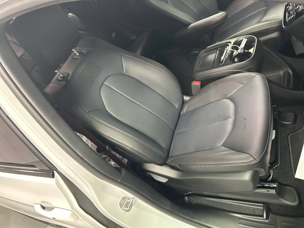 New 2027 Chrysler Pacifica Select FWD image 24