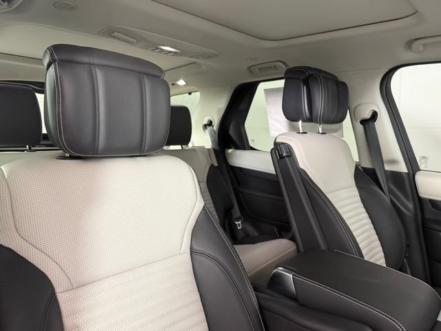 New 2025 Land Rover Discovery Metropolitan Edition AWD/4WD image 32