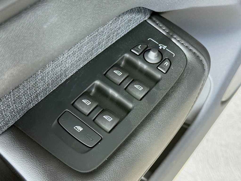 Used 2025 Volvo XC60 B5 Core w/ Protection Package Premier image 18