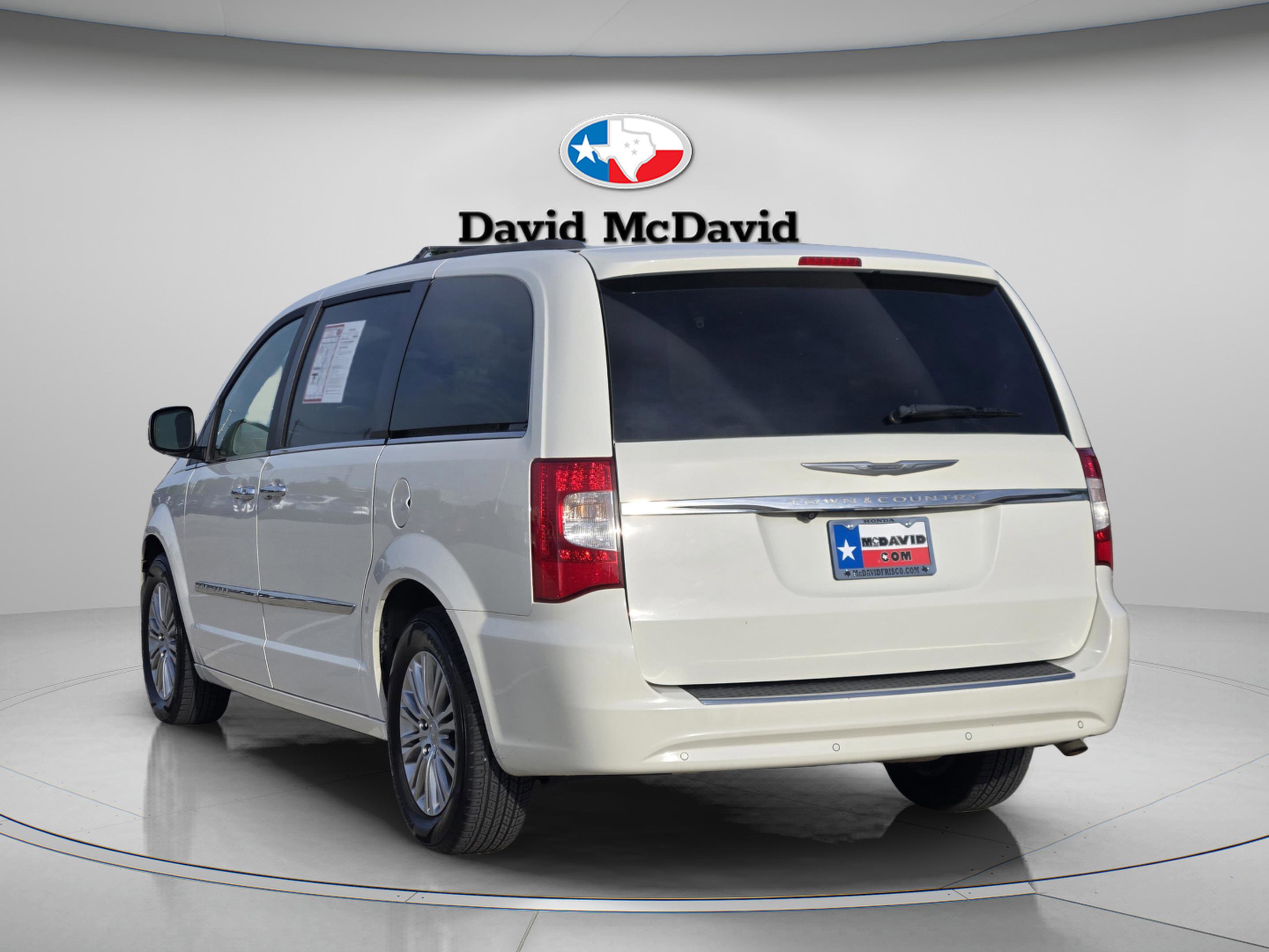 Used 2013 Chrysler Town & Country Touring-L w/ Driver Convenience Group FWD image 4