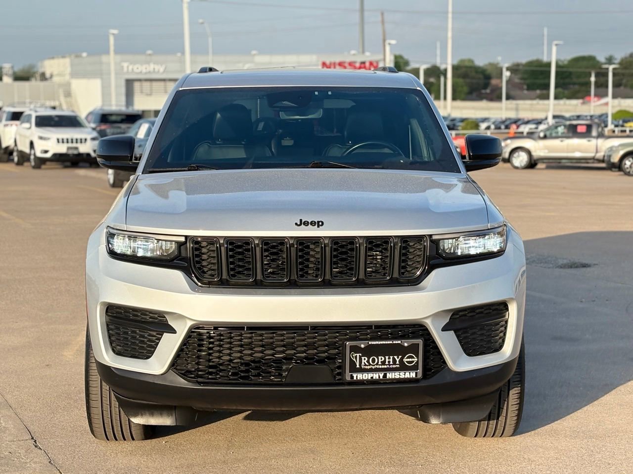 Used 2022 Jeep Grand Cherokee Altitude image 4