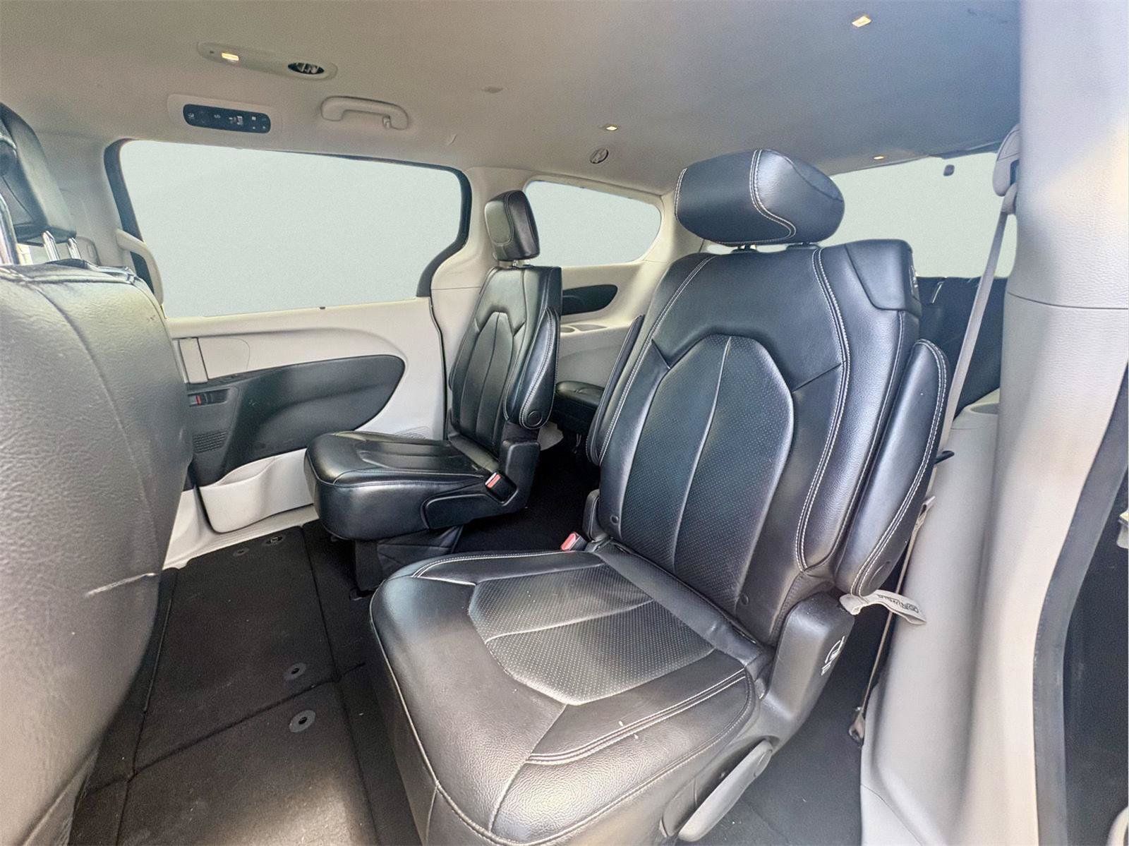 Used 2022 Chrysler Pacifica Touring-L FWD image 14